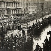 Po abdykacji Mikołaja II w Piotrogordzie zorganizowano uroczysty pochówek poległych w czasie walk po stronie rewolucji.