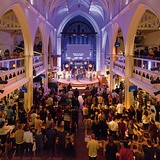 W czasie gdy pół Londynu bawi się w klubach Soho, w anglikańskim kościele Holy Trinity Brompton od śpiewów uwielbienia zaczyna się kurs ALPHA.
