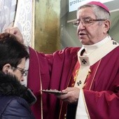 Metropolita gdański posypywał popiołem głowy uczestniczących we Mszy św. wiernych