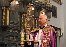 Bp Andrzej F. Dziuba błogosławi relikwiami Krzyża Świętego