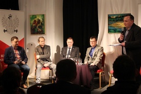 Debatę prowadził Łukasz Molenda (z prawej). Kolejno siedzą od lewej: Marek Mieńkowski, Adam Włodarczyk, Tadeusz Pyrcioch i Tadeusz Szumiata