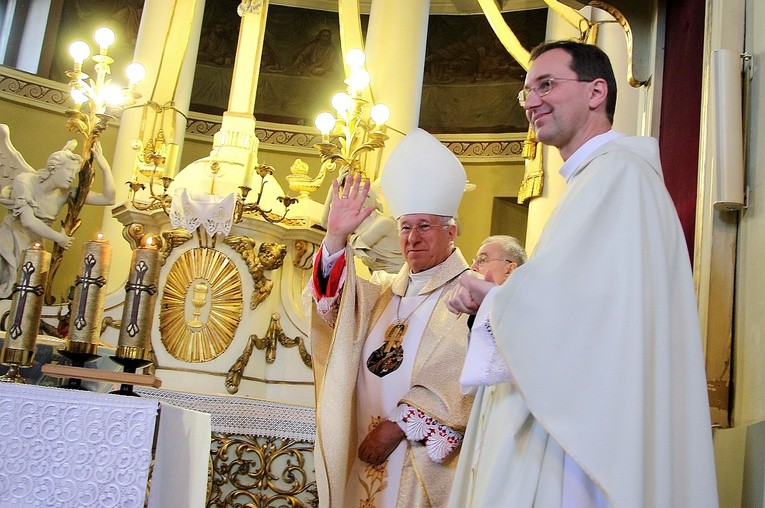 Ordynariusz łowicki bp Andrzej F. Dziuba i ks. Marek Gancarczyk, redaktor naczelny "Gościa Niedzielnego"