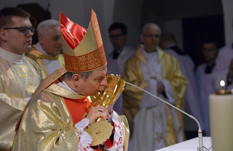 Po błogosławieństwie relikwiami św. Kazimierza, jako pierwszy ucałował je bp Henryk Tomasik