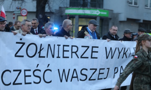 By oddać hołd bohaterom, szli także przedsatwiciele parlamentarzystów i władz...