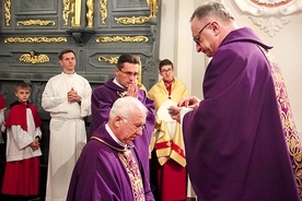 W Środę Popielcową  bp Andrzej F. Dziuba miał głowę posypaną popiołem na znak pokuty.