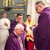 W Środę Popielcową  bp Andrzej F. Dziuba miał głowę posypaną popiołem na znak pokuty.