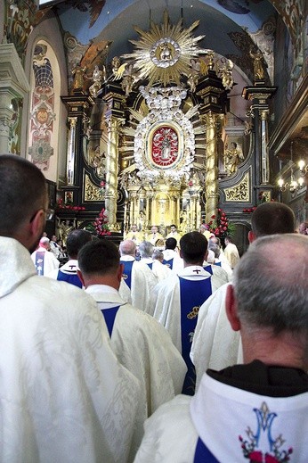 – W roku 100. rocznicy objawień Matki Bożej w Fatimie wracamy  do tradycji pielgrzymek kapłańskich  do gościnnego domu Matki – mówi bp Damian Muskus.