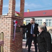 Tablicę odsłonili Lucyna Matyka i Tomasz Dziorek.