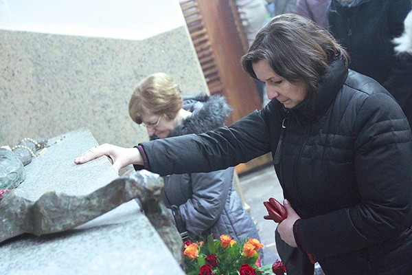W rocznicę śmierci ks. Franciszka wiele osób modliło się  przy jego grobie w Krościenku nad Dunajcem.