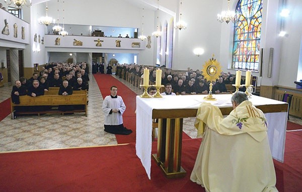 Nabożeństwu wynagradzającemu za grzechy i adoracji Najświętszego Sakramentu przewodniczył bp Henryk Tomasik.