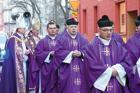 Procesja wyruszyła przez ulicę Kotlarską w stronę rynku, a następnie ulicą Długą do katedry.