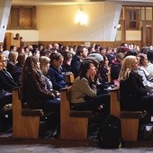 Z miesiąca na miesiąc przybywa młodych, którzy potrzebują spotkania z Panem Bogiem.