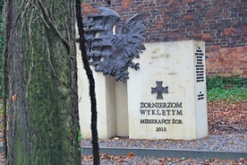 Pomnik Żołnierzy Wyklętych z oddziału „Wędrowiec” na starym cmentarzu w Żorach.