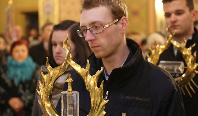 Delegacje młodzieży wniosły relikwie apostołów Bożego Miłosierdzia