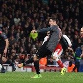 Lewandowski strzela w meczu z Arsenalem