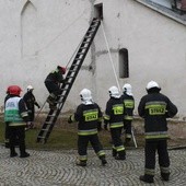 Strażacy w czasie akcji gaśniczej.