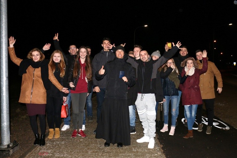 Bez względu na pogodę co poniedziałek wychodzą na ulice osiedla.