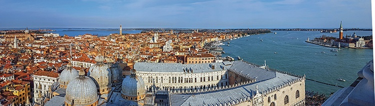 Serenissima, Najjaśniejsza, miasto  na dębowych palach wbitych w morskie dno.