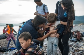 Hiszpania: korytarze humanitarne i krzyż z Lampedusy
