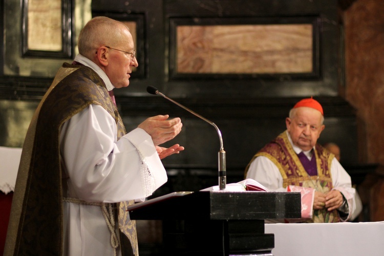 Kard. Dziwisz w kościele stacyjnym śś. Apostołów Piotra i Pawła