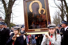 Obraz w w procesji do kościoła niosły również harcerki