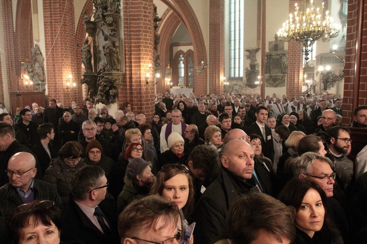 Spoczął w krypcie biskupów