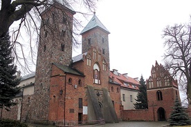 Charakterystyczny fronton z romańskimi wieżami jest wizytówką bazyliki czerwińskiej.