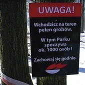 Tabliczki informacyjne na nekropolii miał wkrótce zastąpić monument z nazwiskami pomordowanych więźniów. Teraz wiadomo, że go nie będzie.