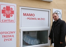 Ks. Robert Kowalski, dyrektor radomskiej Caritas, przy oknie życia