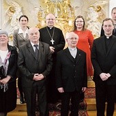 ▲	Pamiątkowe zdjęcie po kameralnej Eucharystii w kaplicy biskupiej.