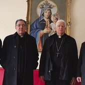 ▲	Przewodniczący Episkopatu Kuby (drugi z prawej) i jego zastępca (obok z lewej) razem z polskimi kapłanami w Katowicach. 