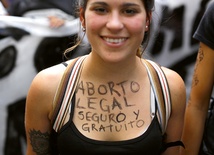 Uczestniczka manifestacji w Dniu Kobiet z napisem: „Aborcja legalna, bezpieczna i darmowa”.
8.03.2017 Buenos Aires, Argentyna