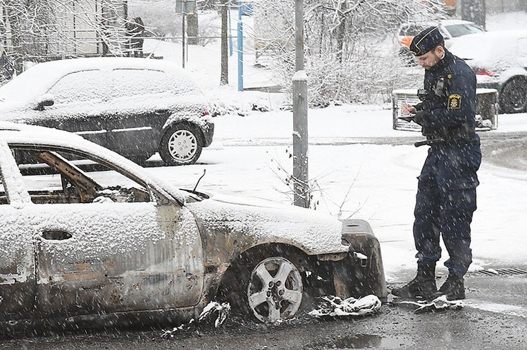 Spalone auto w dzielnicy Rinkeby w Sztokholmie.