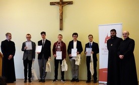 Organizatorzy i laureaci rozstrzygniętego 11 marca konkursu liturgicznego