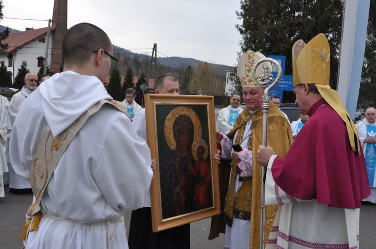 Opat Dominik Chucher (drugi z prawej) i bp Andrzej Jeż (pierwszy z prawej) witają obraz Matki Bożej