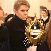 Delegacja młodzieży wniosła do świątyni relikwie św. Jana Pawła II