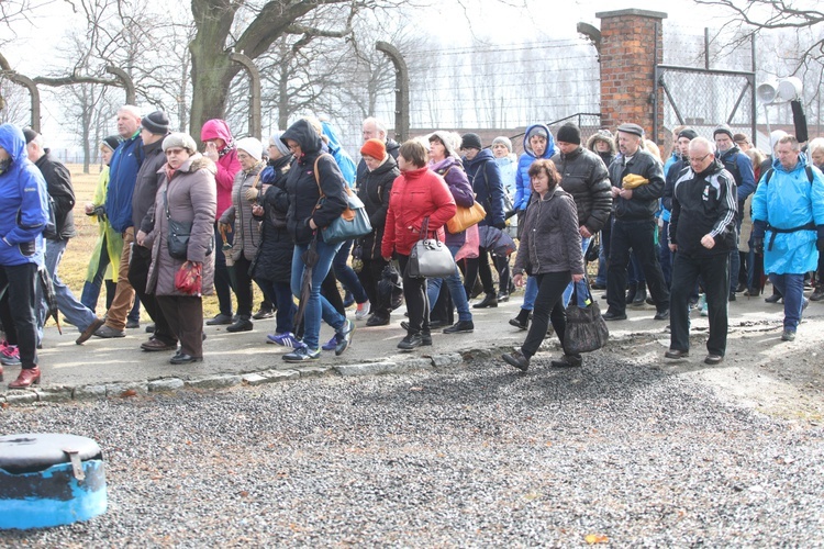 Droga Krzyżowa w intencji trzeźwości w byłym KL Birkenau 2017