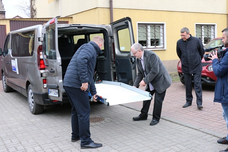 Przed budynkiem siedziby radomskiej Caritas można było obejrzeć nowy samochód