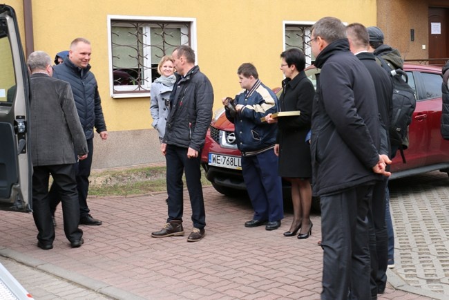 Niepełnosprawni z nowym samochodem