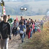 ◄	Ruch pielgrzymkowy od śmierci św. Jadwigi wcale nie słabnie. Na październikowe uroczystości jadwiżańskie do Trzebnicy przybywa kilkanaście tysięcy pątników. Większość przychodzi w ramach Pieszej Pielgrzymki Wrocławskiej.