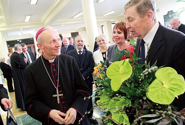 ▲	Po akademii z życzeniami do bp. Władysława przyszło wiele osób.