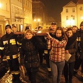 Wszystkie czuwania rozpoczną się o 17.00 i potrwają do 21.00. Na zdjęciu ubiegłoroczna peregrynacja znaków ŚDM w Kożuchowie.