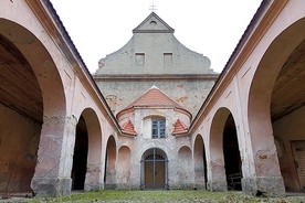 Wchodząc do kościoła św. Anny, możemy poczuć się jak  na klasztornym dziedzińcu.