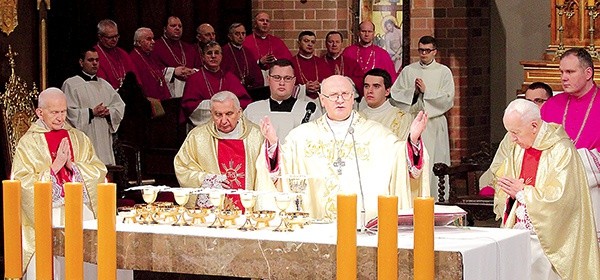 Arcybiskup sprawował Eucharystię w intencji życzliwych, którzy uczestniczyli w modlitwie, oraz wszystkich diecezjan.