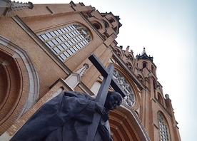 Przed katedrą stoi pomnik papieża Jana Pawła II, który bullą z 25 marca 1992 r. „Totus Tuus Poloniae populus” utworzył diecezję radomską.