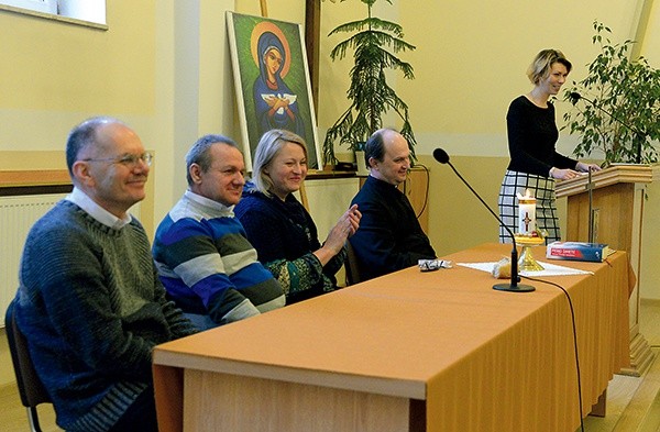 Gości z Lublina, Nysy i Warszawy oraz uczestników wita liderka Paulina Sołśnia.