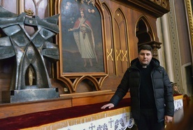 Ks. Rafał Piekarski w kościele katedralnym przy ołtarzu z obrazem św. Kazimierza oraz relikwiarzu patrona Radomia i diecezji