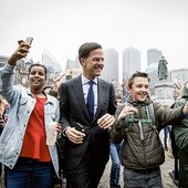 Premier Holandii Mark Rutte i jego partia odnieśli niespodziewane zwycięstwo w wyborach.