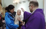 Po Mszy św. ks. Przemysław Sawa błogosławił wszystkie maluchy