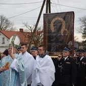 W procesji do świątyni ikonę nieśli strażacy